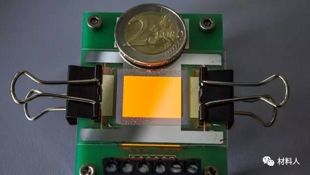 用石墨烯电极制造的第一个透明OLED显示器