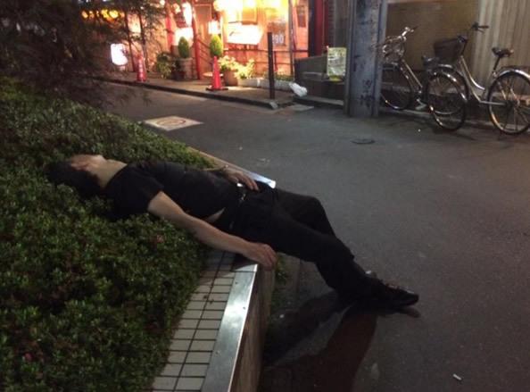 日本饮酒文化醉酒男一个比一个囧