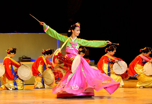 巫舞对整个朝鲜民族舞蹈的产生和发展,曾起过重要促进作用.