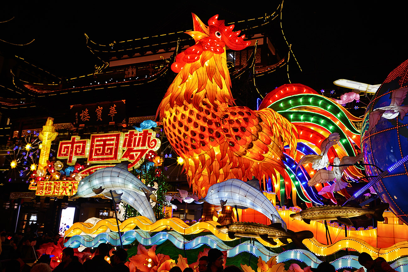 上海城隍庙春节庙会里拍照的人高清图片下载-正版图片500820593-摄图网
