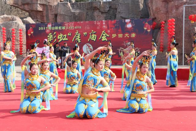 大年初四,走进沂水彩虹谷唐庙会,美女舞蹈成亮点