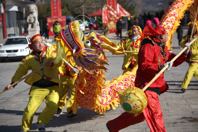 各地庙会精彩纷呈 众多游客欢欢喜喜过大年