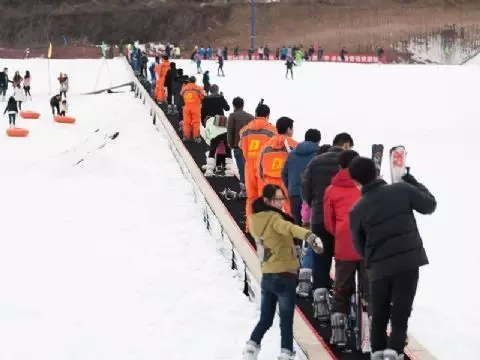 旅行  招远罗山必捷滑雪场热闹非凡