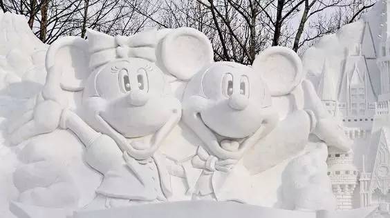 各种卡通人物造型的雪雕,深得游客们的喜爱. 薄野会场
