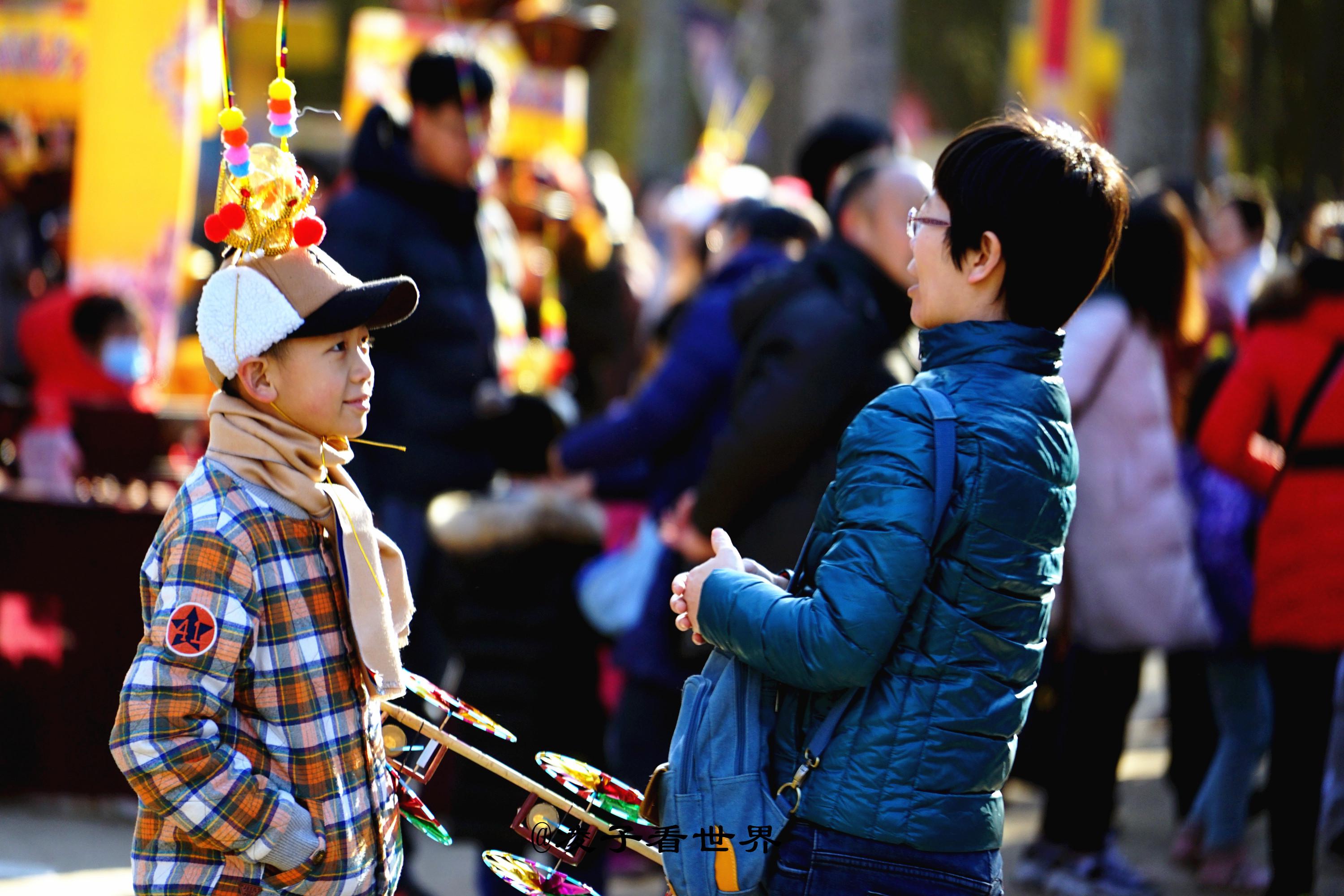 今年的庙会上汇聚了来自台湾,韩国的各种美食,以及哪里的特产,茶叶