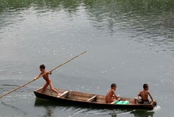 农村小孩童年的回忆,鱼漂用鸡毛,毛竹做钓鱼竿
