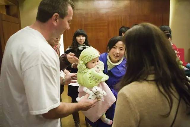 一个5岁的中国弃婴却在美国成了网红，背后的故事引人深思