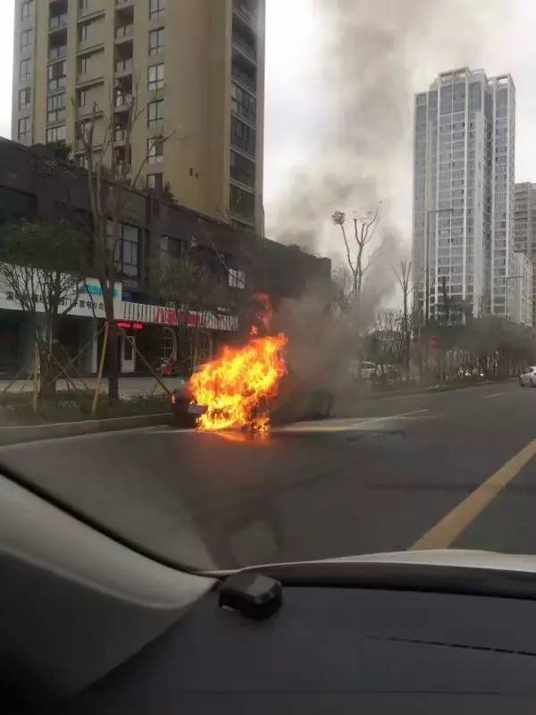 突发！温州一保时捷卡宴自燃爆炸（附现场视频）