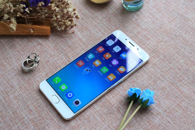 2016 年中国最畅销手机中,OPPO R9位列第一