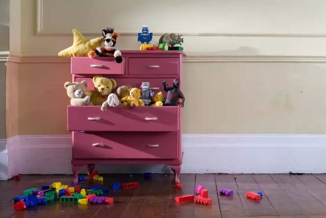 如果一个孩子的玩具,每天都是被收拾得整整齐齐的,就像展览馆那样陈列