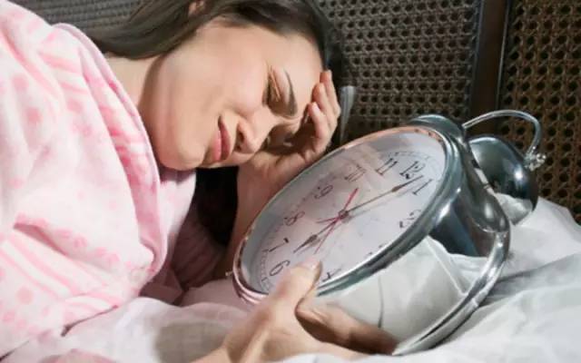 别再让失眠困扰你！10个迅速入睡的小技能让你轻松摆脱懊恼！