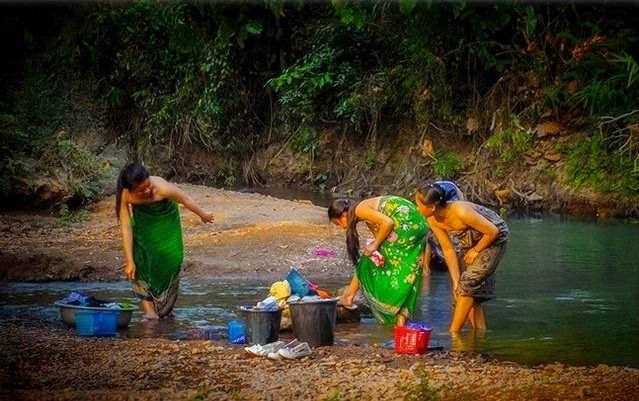 直击老挝姑娘河边洗澡,没有羞耻