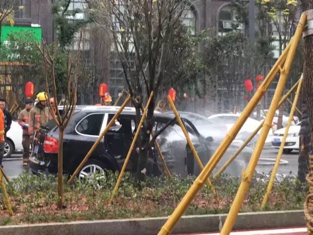 突发！温州一保时捷卡宴自燃爆炸（附现场视频）