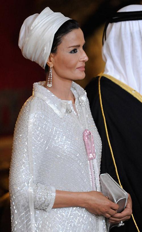 卡塔尔王妃谢哈·莫扎 (sheikha mozah)"只穿高级定制"的卡塔尔王妃
