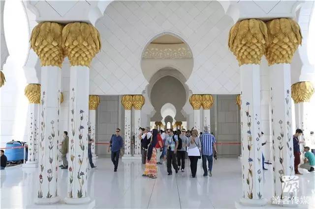 走进扎伊德清真寺--阿联酋最大的清真寺