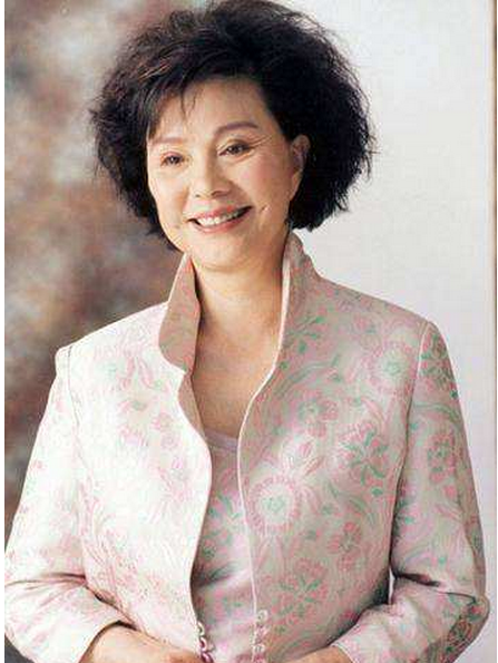 归亚蕾俞小凡1990年与翁家明拍摄《望夫崖》成为恋人,2001年结为夫妻