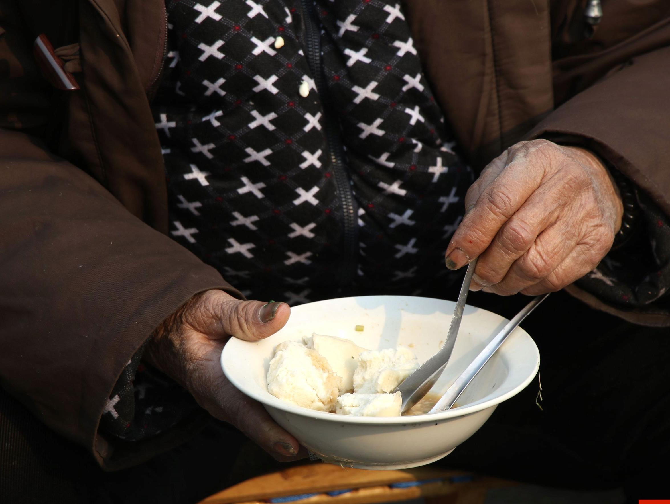 80岁农村老夫妻开车赶集卖马扎 午饭吃汤水泡馒头