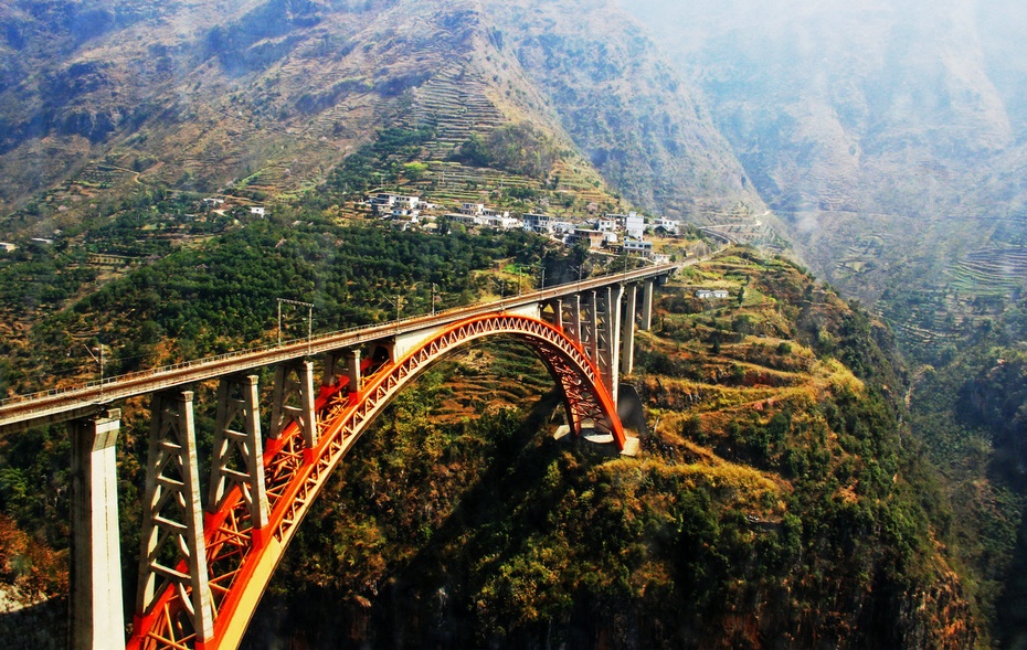 旅游 正文 穿越城镇 深峡彩虹-六盘水北盘江铁路大桥 贵州水柏铁路北