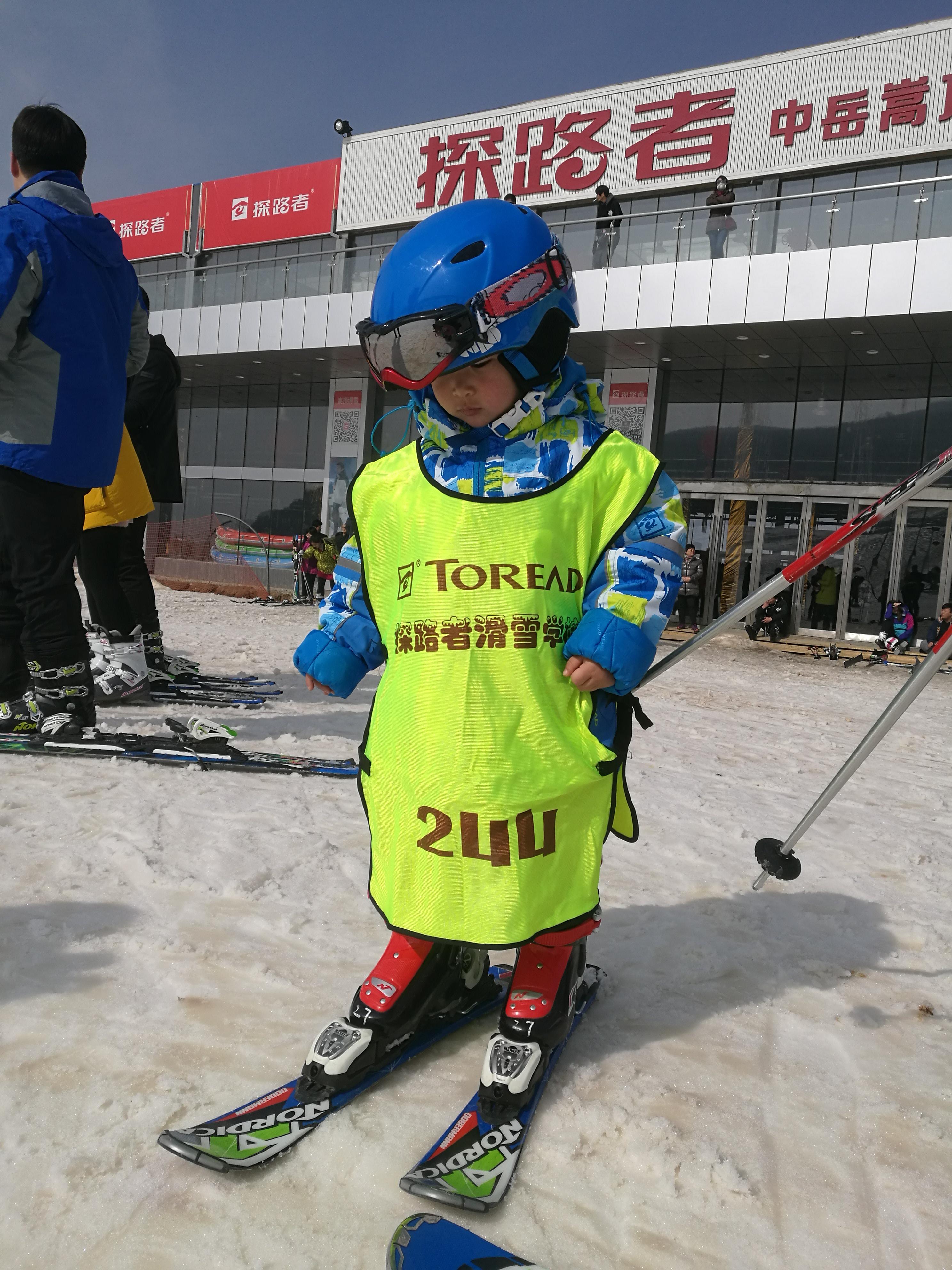 中国年龄最小滑雪者挑战中部最大滑雪场