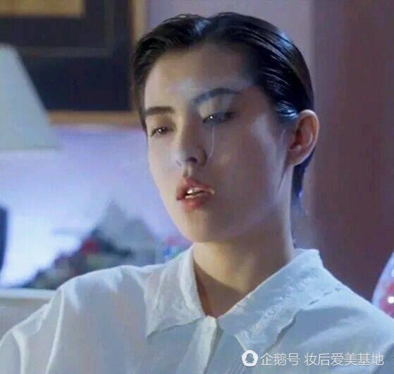 王祖贤 白衬衫再配上一席干净利落的短发,马上就能显现出干练的"中性