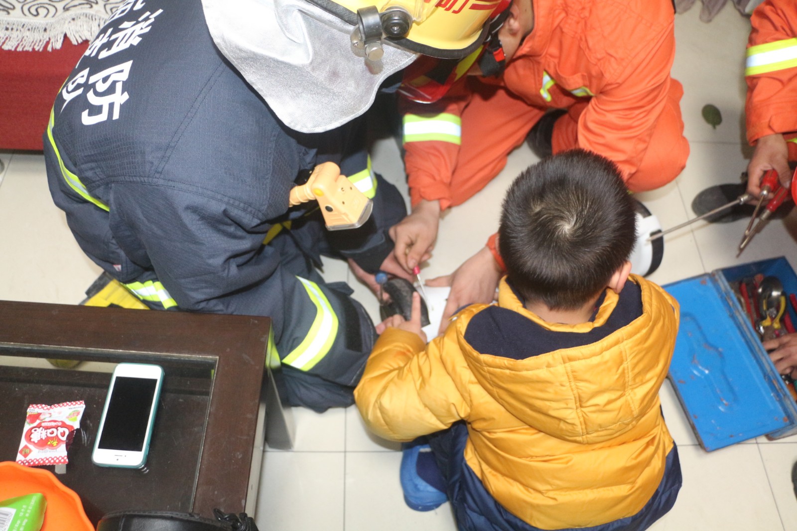 7岁男童贪玩手指被卡平衡车 襄阳消防紧急施救