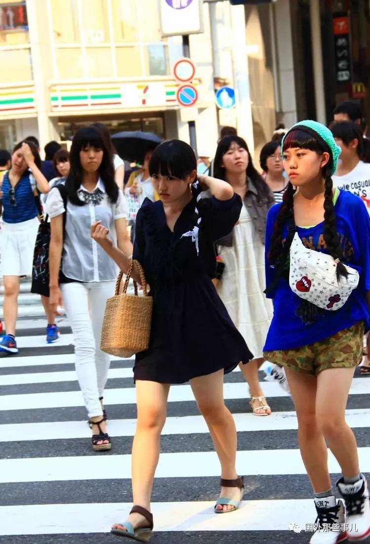 实拍日本县城街头女孩,没有一个低头玩手机的