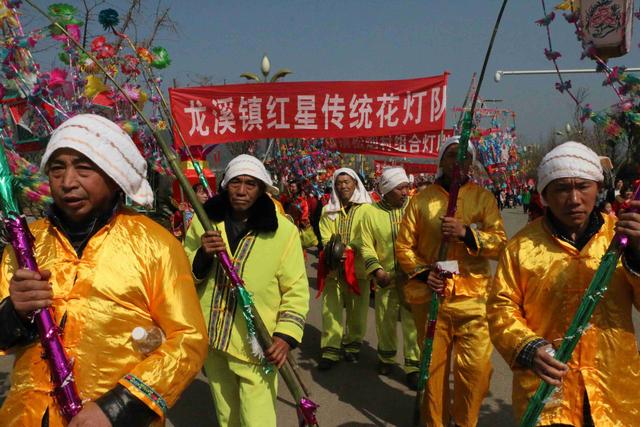 贵州遵义:数十民间花灯队走上街头秀民俗