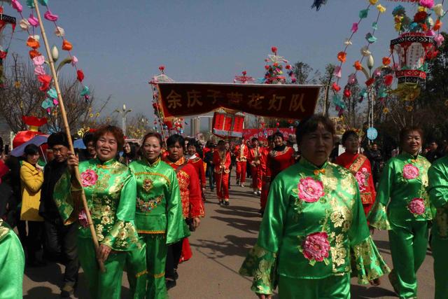 贵州遵义:数十民间花灯队走上街头秀民俗