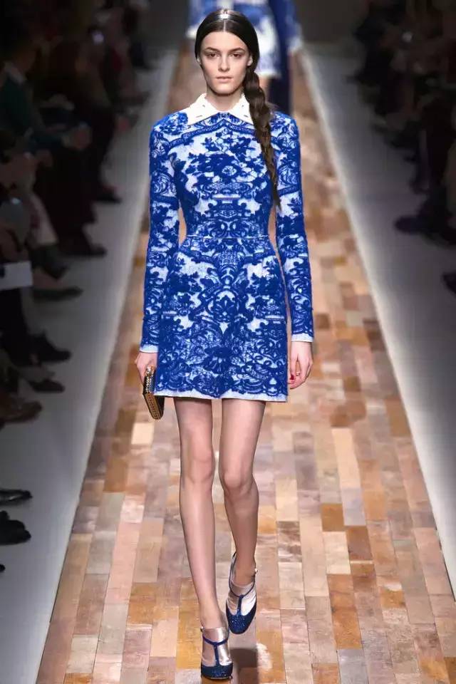 在一向华丽高贵的valentino 2013秋冬秀场上,青花瓷元素成为一种更为