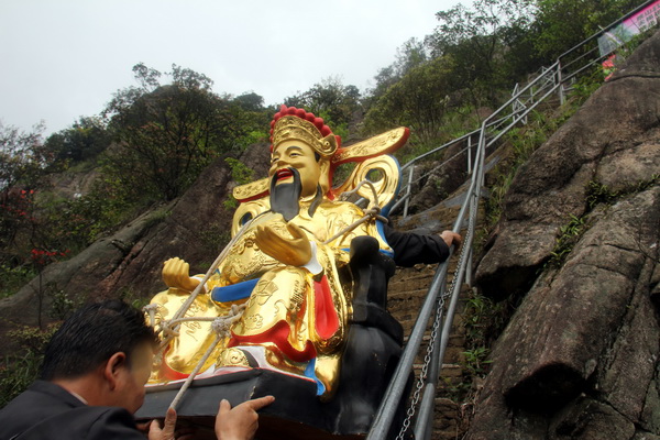 清远金子山"财神老爷"的红包也给游客抢了