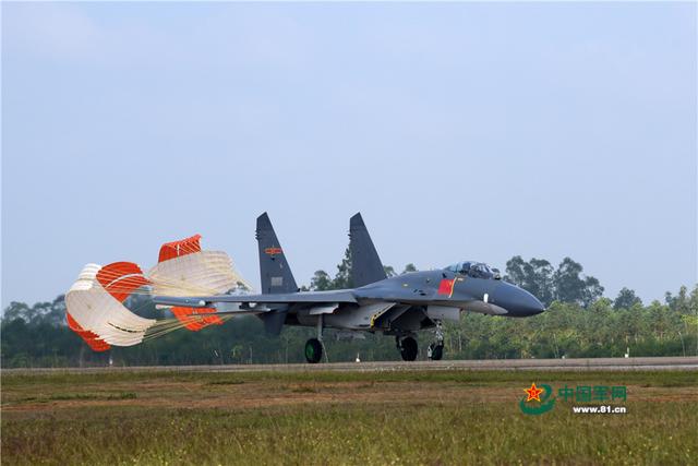 该中国空军部队首批装备苏-35战斗机,但迟迟没