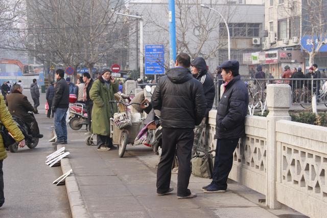徐州黄河故道铜牛劳务市场在寒风中等活干的农