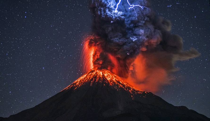 墨西哥火山喷发自带闪电 与熔岩交映