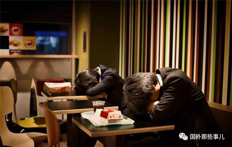 日本上班族的一天:工作累成狗,在大街上倒头就睡