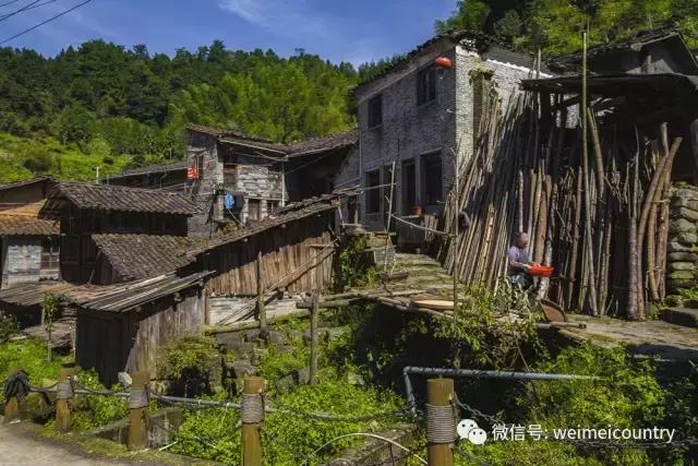 横坑村青砖碧瓦纯一色明清建筑依山面溪