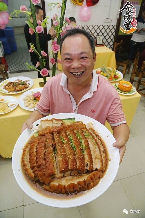 玉林市名厨委的烹饪大师,制做了这个大型扣肉.