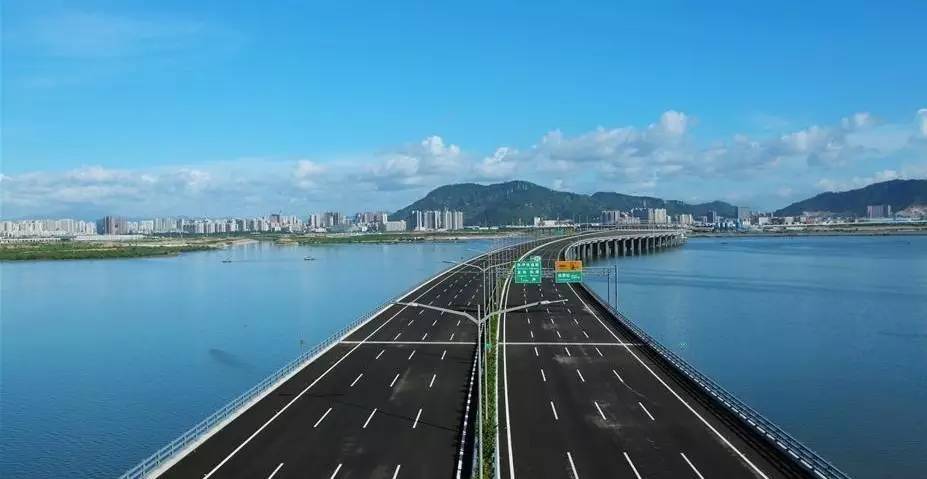 在东莞,有一条被号称"中国最美公路"的道路,叫广深沿江高速.