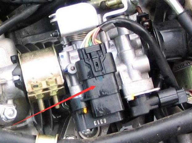电喷摩托车节气门上这个插头不要动,否则无法启动