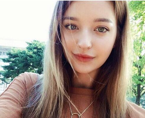 据了解,该名俄罗斯及美少女名叫安吉丽娜(angelina danilova,12月28