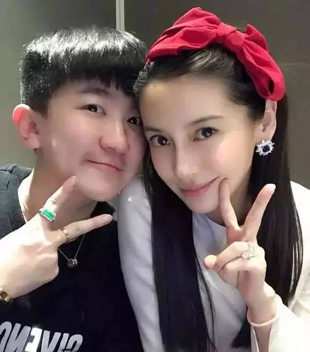 最近张大大蹭baby杨颖颜值啦,俩人一起合影当妈的baby依然容颜细腻美