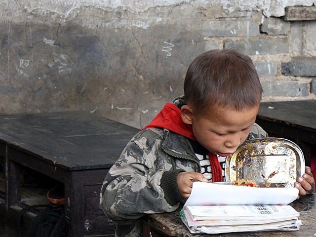 贫困山区留守儿童的日常饮食,看着令人揪心