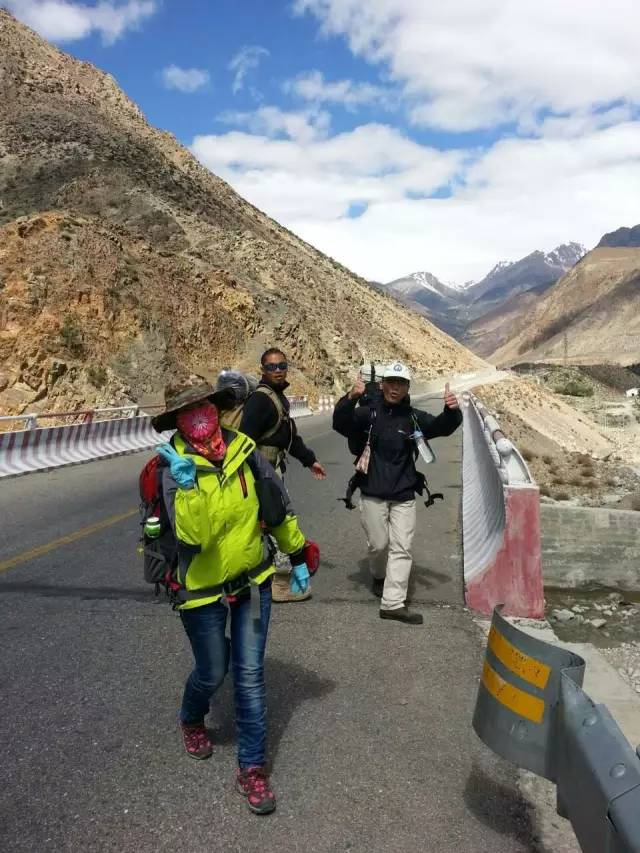 也正是这次为时14天的途搭川藏线之旅,颠覆了他对旅行的看法.