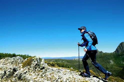 误区五:爬山是最好的锻炼 专家表示,人老腿先老,爬山的时候 负重非常
