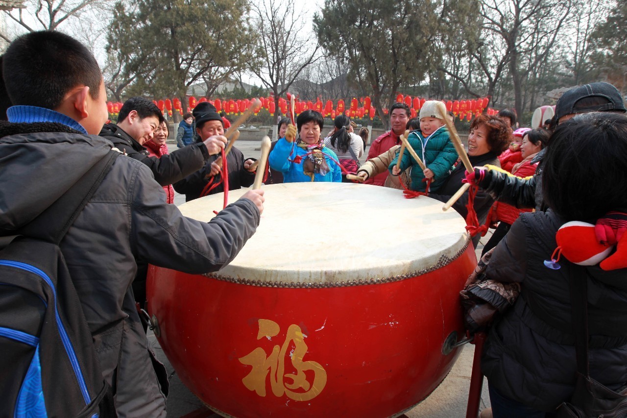 敲福鼓,猜灯谜,做汤圆!走,千佛山上闹元宵去!