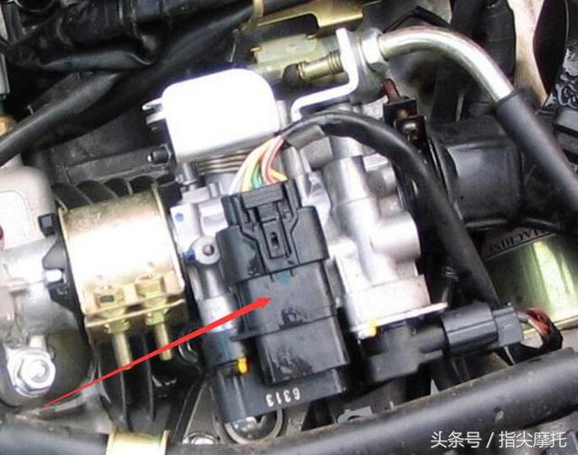 电喷摩托车节气门上这个插头不要动,否则无法启动