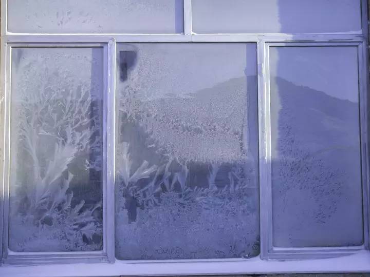 冬天玻璃窗上美丽的冰花