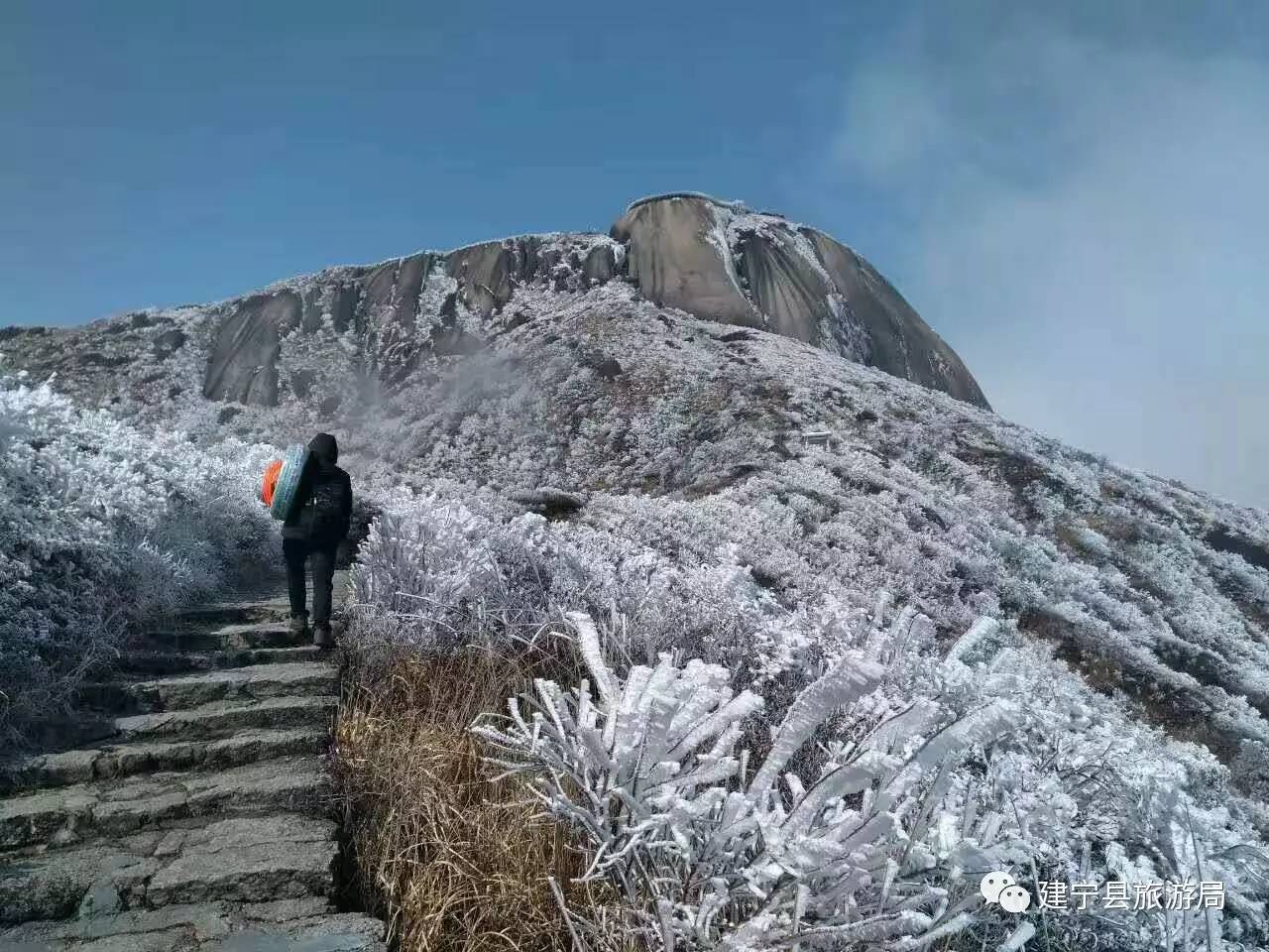 南国第一雪山建宁金铙山迎来今春第一场雾凇美景