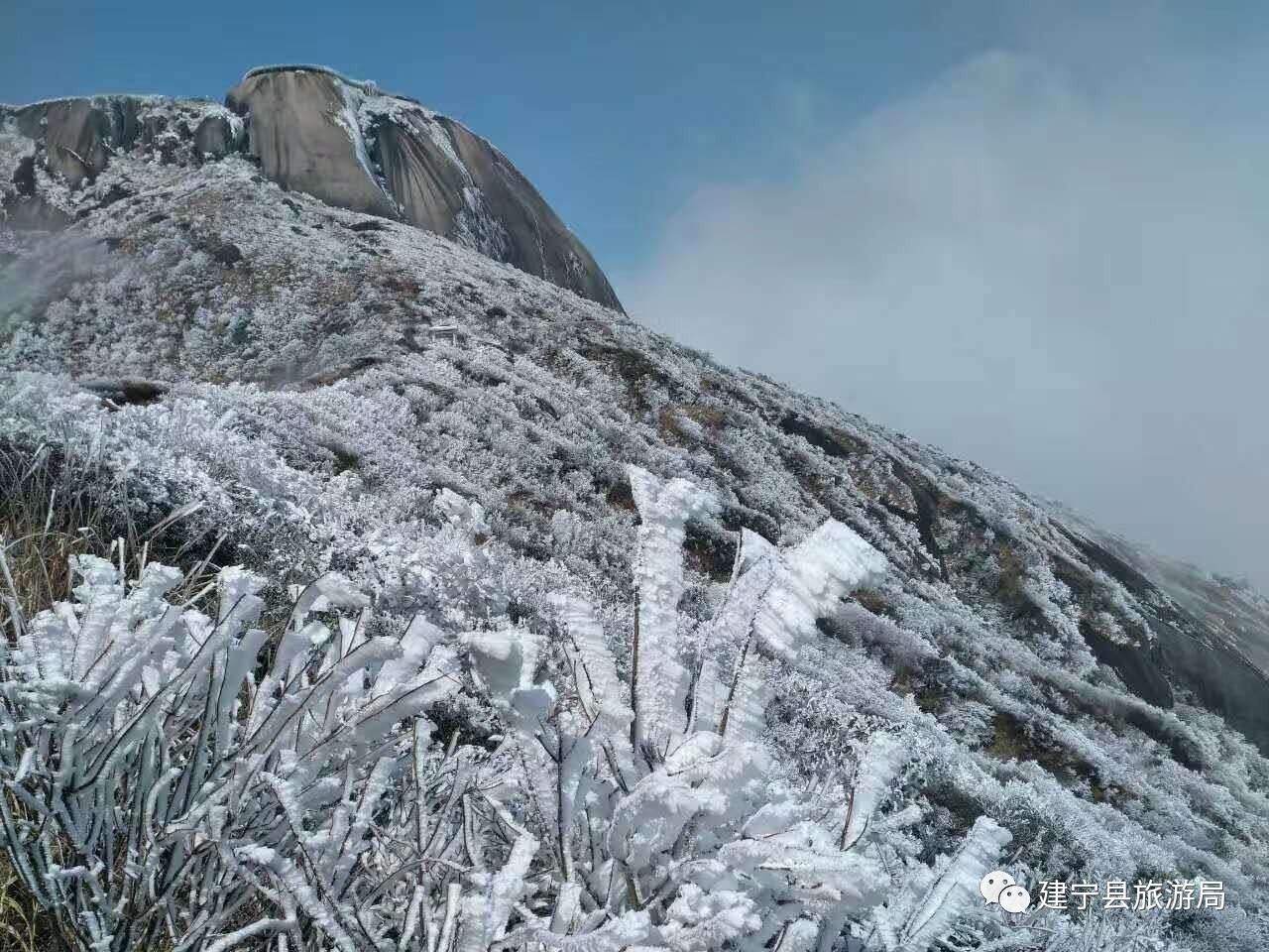 建宁金铙山迎来今春第一场雾凇美景!