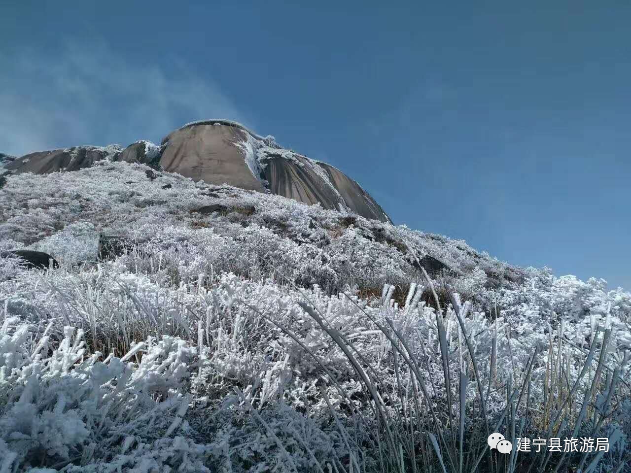 南国第一雪山建宁金铙山迎来今春第一场雾凇美景