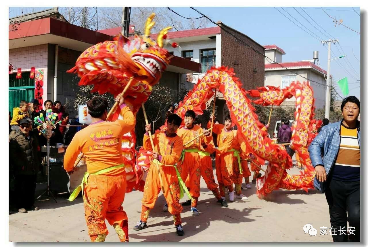 在长安常伴随舞龙舞狮,长安的通俗叫耍"法狮子龙灯,春节长安农村地区